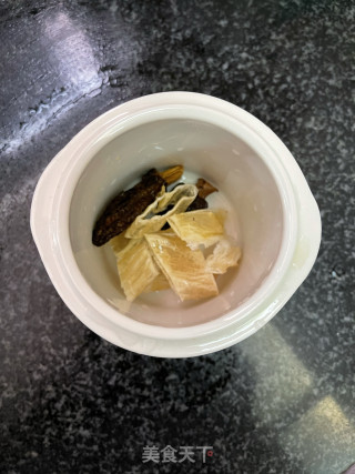 羊肚菌鱼胶炖汤的做法步骤：4