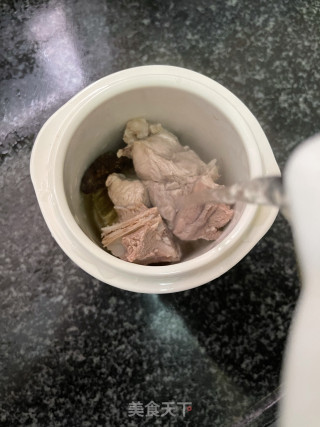 羊肚菌鱼胶炖汤的做法步骤：6