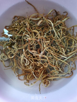 蕨菜干烧排骨的做法步骤：1