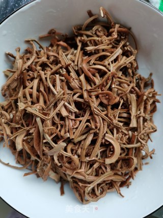 蕨菜干烧排骨的做法步骤：2