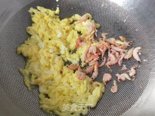 鸡蛋虾皮胡萝卜馅饺子的做法步骤：2