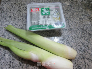 臭豆腐烧茭白的做法步骤：1
