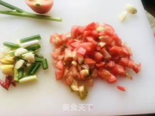 番茄炖鲫鱼的做法步骤：1