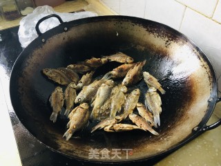 干煎小鲫鱼的做法步骤：2