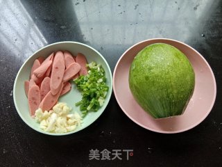 嫩南瓜炒火腿肠的做法步骤：1