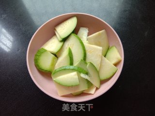 嫩南瓜炒火腿肠的做法步骤：2