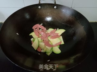 嫩南瓜炒火腿肠的做法步骤：4