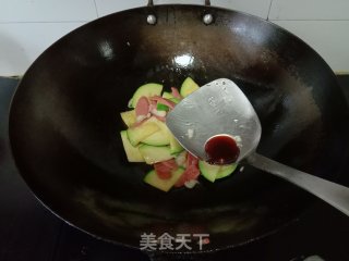 嫩南瓜炒火腿肠的做法步骤：5