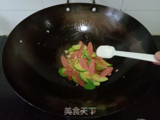 嫩南瓜炒火腿肠的做法步骤：6