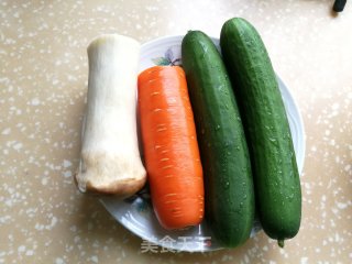 杏鲍菇黄瓜炒肉片的做法步骤：1