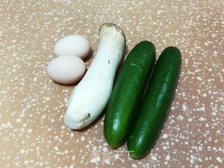 黄瓜鸡蛋饺子的做法步骤：1