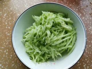 黄瓜鸡蛋饺子的做法步骤：2