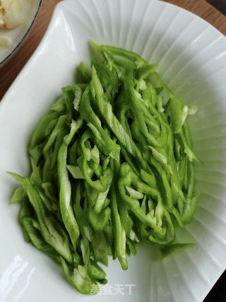青椒炒肉丝的做法步骤：2