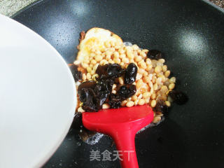 黑木耳黄豆烧鸡蛋的做法步骤：4