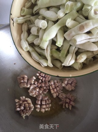 山豆角焖瘦肉的做法步骤：6