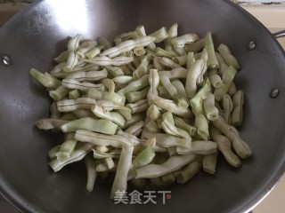 山豆角焖瘦肉的做法步骤：7