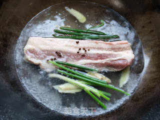 下饭回锅肉的做法步骤：1