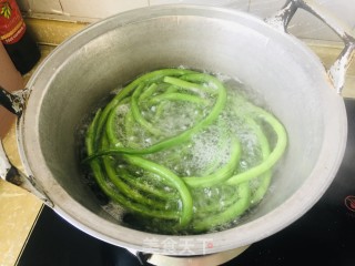 凉拌豇豆的做法步骤：1