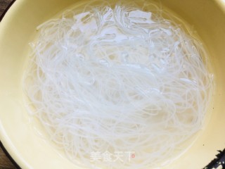 懒人版蒜蓉粉丝蒸扇贝的做法步骤：1