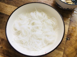 懒人版蒜蓉粉丝蒸扇贝的做法步骤：2