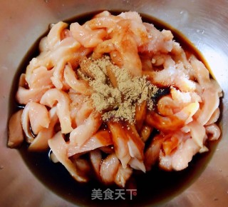 #清凉消暑#鸡胸肉蔬菜沙拉的做法步骤：2