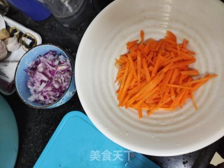 胡萝卜洋葱煎饼的做法步骤：1