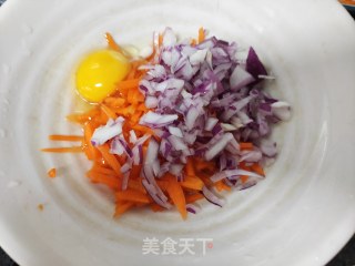 胡萝卜洋葱煎饼的做法步骤：2