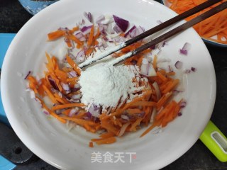 胡萝卜洋葱煎饼的做法步骤：3