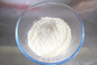 无油脆底香肠披萨的做法步骤：1