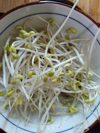 肉卷豆芽汤的做法步骤：1