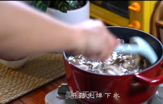 孜然蘑菇的做法步骤：1