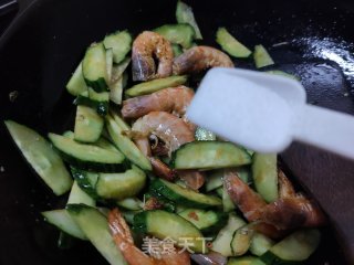 辣椒黄瓜炒青虾的做法步骤：9