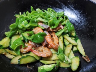 辣椒黄瓜炒青虾的做法步骤：12