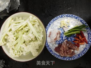 ????超下饭减肥瘦身????五花肉炒菜花的做法步骤：1
