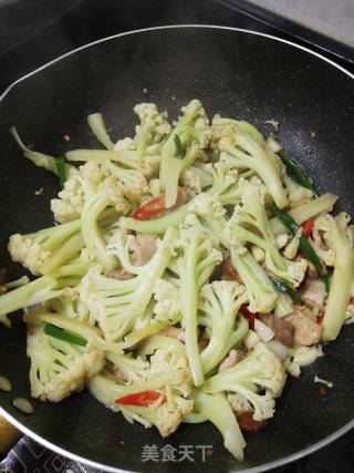 ????超下饭减肥瘦身????五花肉炒菜花的做法步骤：6