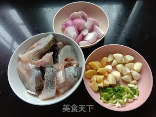 砂锅鲈鱼的做法步骤：1