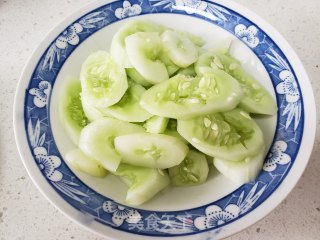黄瓜拌西红柿的做法步骤：1