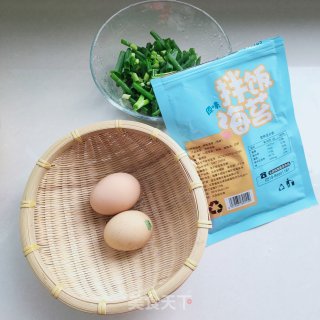 香葱海苔鸡蛋饼的做法步骤：1