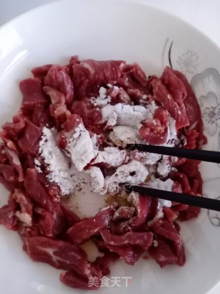 苦瓜炒牛肉的做法步骤：1