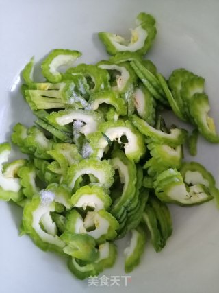 苦瓜炒牛肉的做法步骤：2