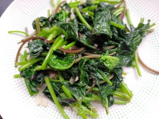 蒜香红薯叶的做法步骤：9