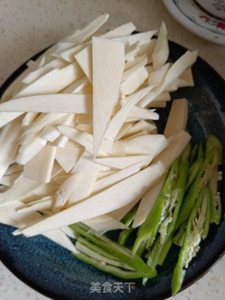 牛肉丝炒高笋的做法步骤：1