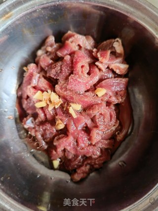 牛肉丝炒高笋的做法步骤：2