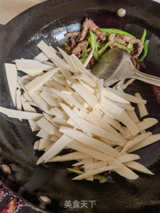 牛肉丝炒高笋的做法步骤：5