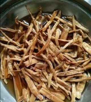 干煸肥肠的做法步骤：2