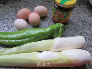 青椒茭白炒鸡蛋的做法步骤：1