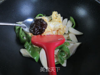 青椒茭白炒鸡蛋的做法步骤：7