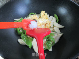 青椒茭白炒鸡蛋的做法步骤：8