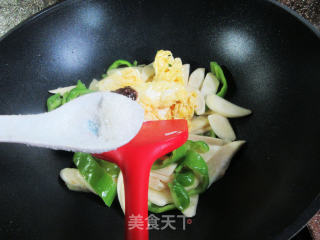 青椒茭白炒鸡蛋的做法步骤：9