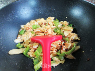 青椒茭白炒鸡蛋的做法步骤：10